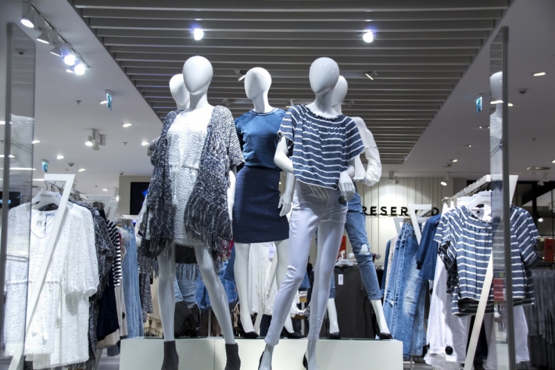 ecommerce-AIGLUN-min_shopping_mall_shop_windows_fashionable_clothes_feminine_weakness_the_temptation_slender_women_mannequin_lifestyle-1044785
