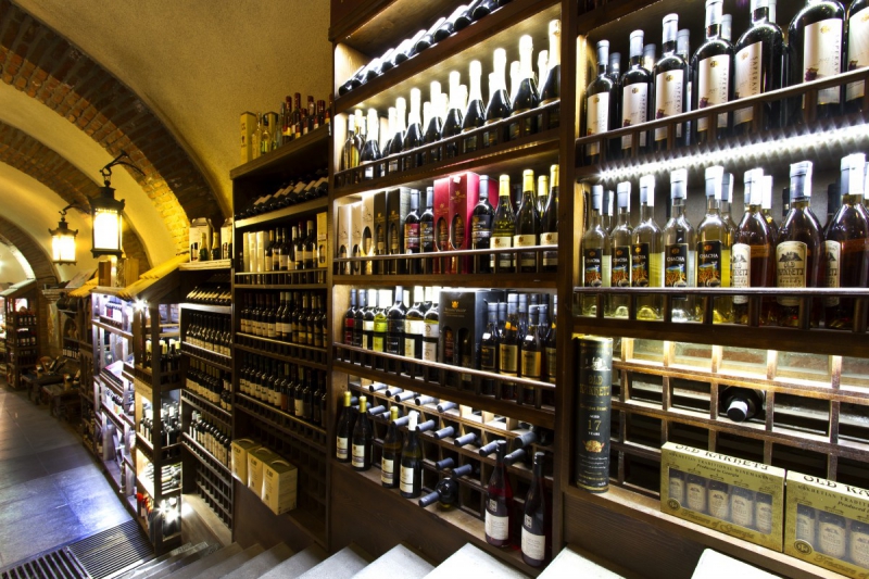ecommerce-AIGLUN-min_world_street_travel_shop_canon_georgia_wine_bottles-429767